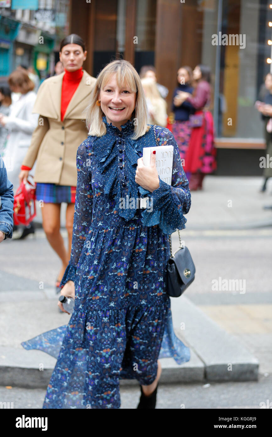 Street fashion nach Maria Katrantzou LFW SS 18 Charing Cross Road London 2017 September. Blogger, Presse, Einkäufer aus dem Topman Veranstaltungsort. Stockfoto
