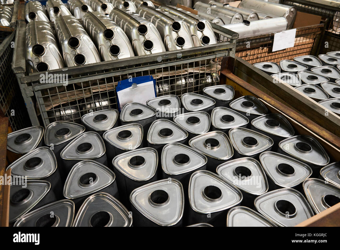 Industrielle Hintergrund. Stapel von neuen Auspuffrohre und Schalldämpfer Schalldämpfer Auto, bevor Vertrieb und Einzelhandel. Detail eines neuen automotive Komponenten Stockfoto