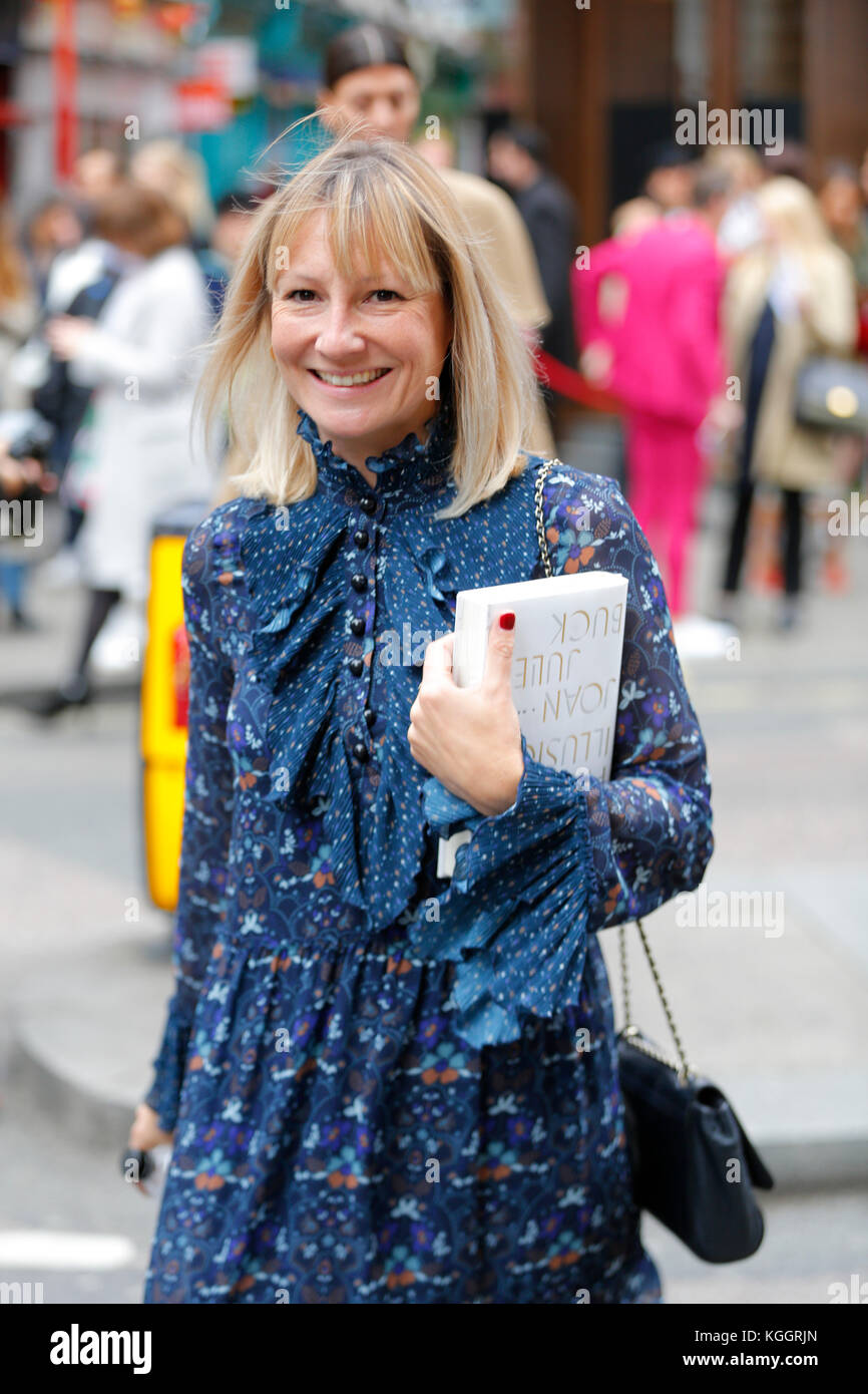 Street fashion nach Maria Katrantzou LFW SS 18 Charing Cross Road London 2017 September. Blogger, Presse, Einkäufer aus dem Topman Veranstaltungsort. Stockfoto