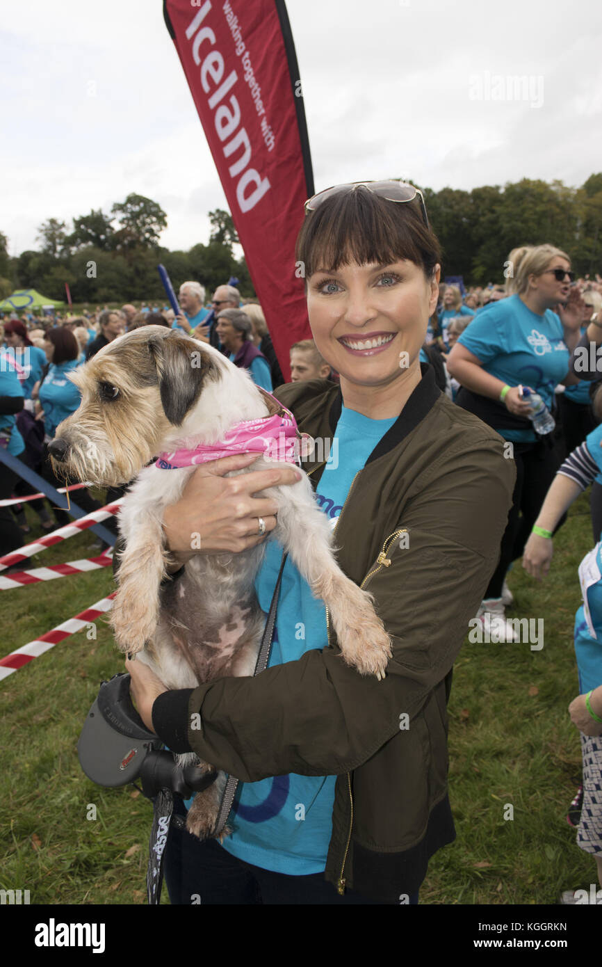 Fernsehstar Ruth Langsford und ihr Hund Maggie beginnen den Alzheimer’s Society Surrey Memory Walk im Painshill Park, Cobham. Die Strictly Come Dancing 2017, Loose Women und ITV This Morning Moderatorin, die ihren Vater Dennis an Demenz verloren hat und Botschafter der Alzheimer’s Society ist. Ruth wurde von EastEnders-Star Emma Barton und ihrem Hund Poppy begleitet. Mit: Emma Barton, Poppy Wo: Cobham, Großbritannien Wann: 08 Okt 2017 Credit: Paul Taylor/WENN.com Stockfoto