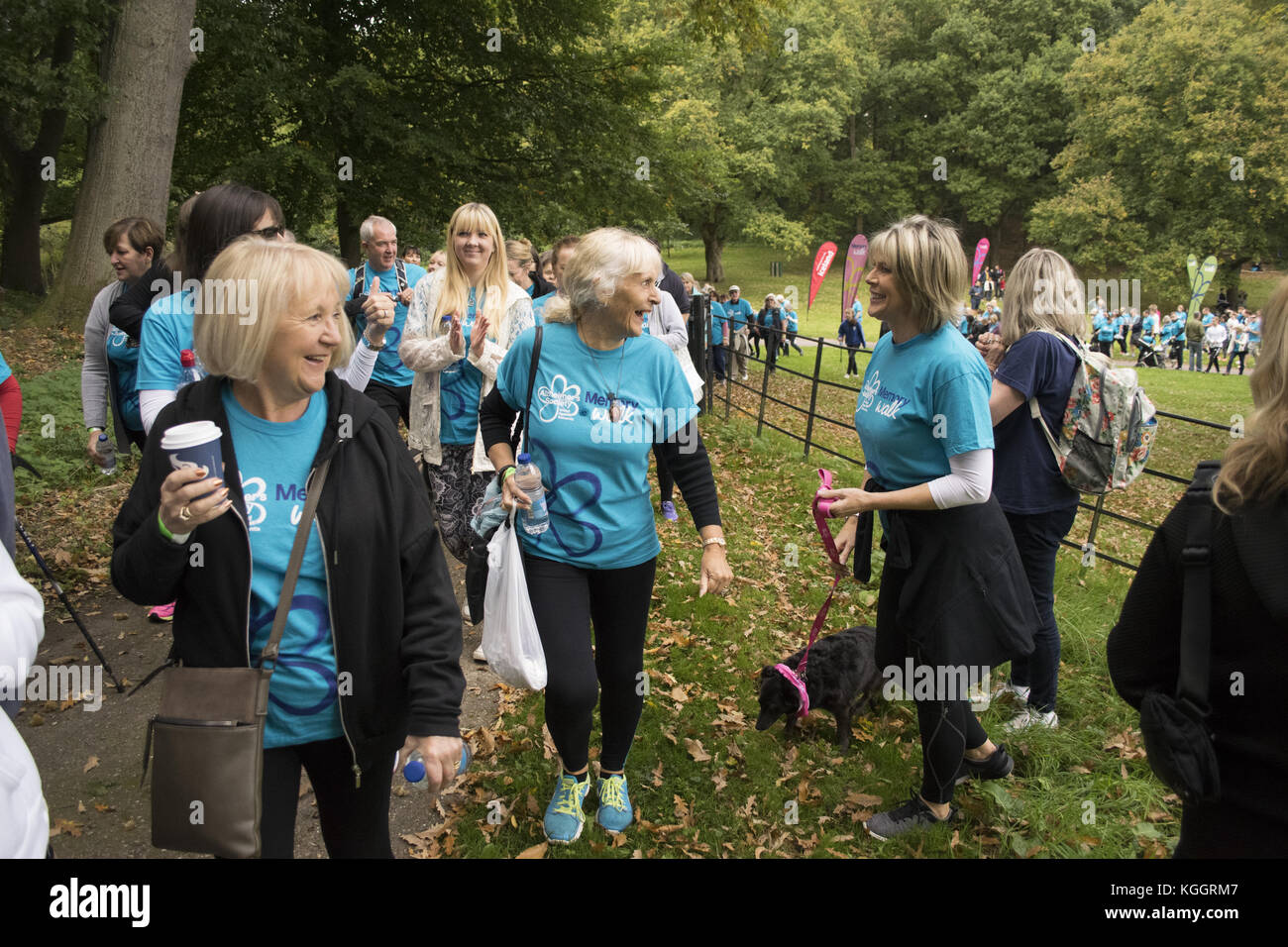 Fernsehstar Ruth Langsford und ihr Hund Maggie beginnen den Alzheimer’s Society Surrey Memory Walk im Painshill Park, Cobham. Die Strictly Come Dancing 2017, Loose Women und ITV This Morning Moderatorin, die ihren Vater Dennis an Demenz verloren hat und Botschafter der Alzheimer’s Society ist. Ruth wurde von EastEnders-Star Emma Barton und ihrem Hund Poppy begleitet. Mit: Ruth Langsford, Atmosphäre Wo: Cobham, Großbritannien Wann: 08 Okt 2017 Credit: Paul Taylor/WENN.com Stockfoto