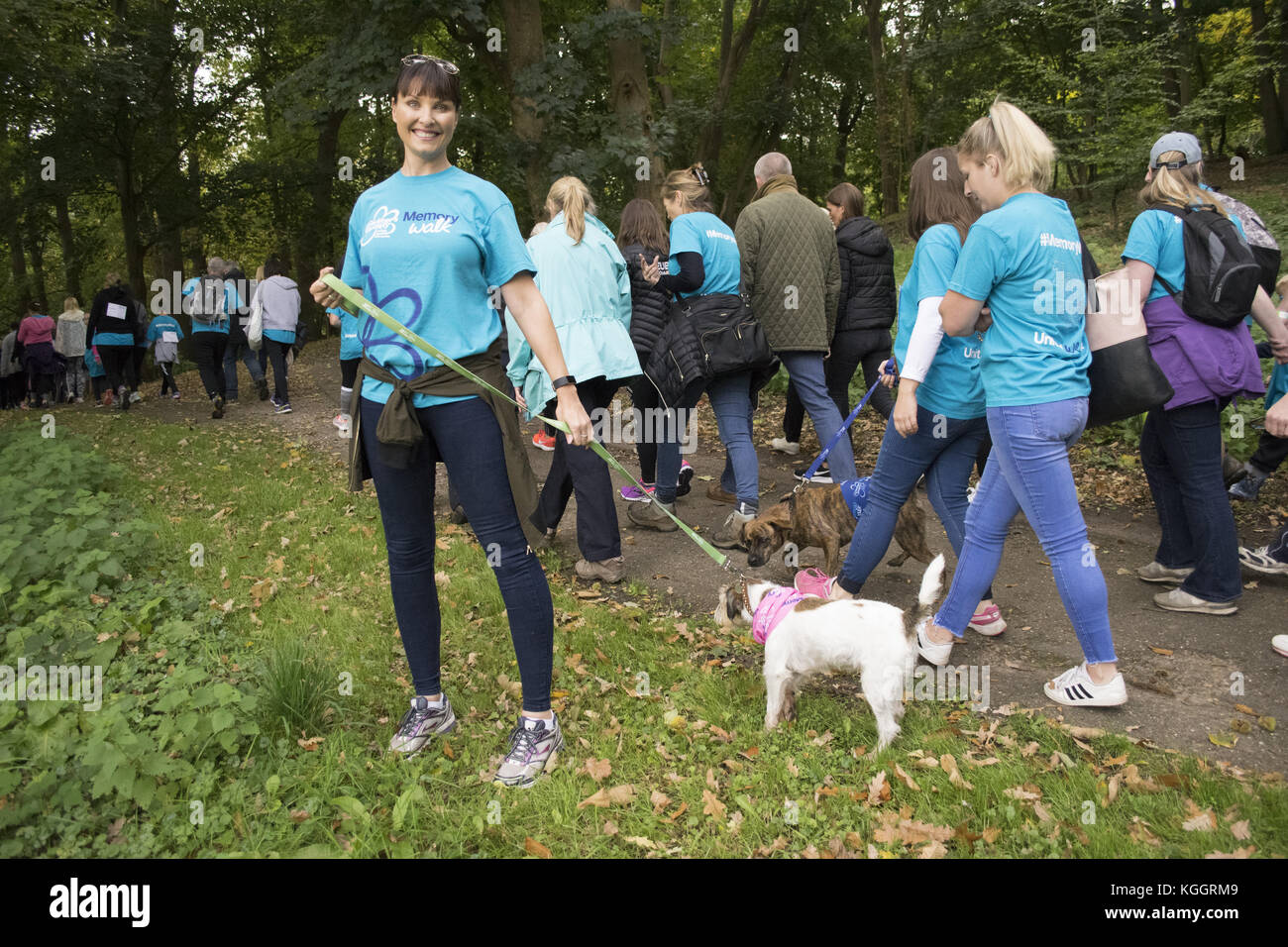 Fernsehstar Ruth Langsford und ihr Hund Maggie beginnen den Alzheimer’s Society Surrey Memory Walk im Painshill Park, Cobham. Die Strictly Come Dancing 2017, Loose Women und ITV This Morning Moderatorin, die ihren Vater Dennis an Demenz verloren hat und Botschafter der Alzheimer’s Society ist. Ruth wurde von EastEnders-Star Emma Barton und ihrem Hund Poppy begleitet. Mit: Emma Barton Where: Cobham, Großbritannien Wann: 08 Okt 2017 Credit: Paul Taylor/WENN.com Stockfoto