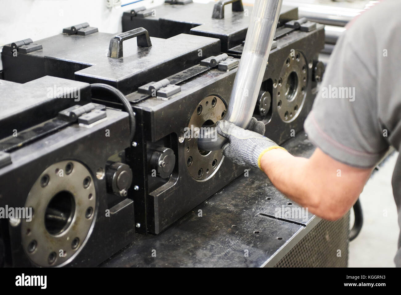 Innerhalb einer Fabrik, Industriearbeiter in Aktion auf Metall Maschine Stockfoto