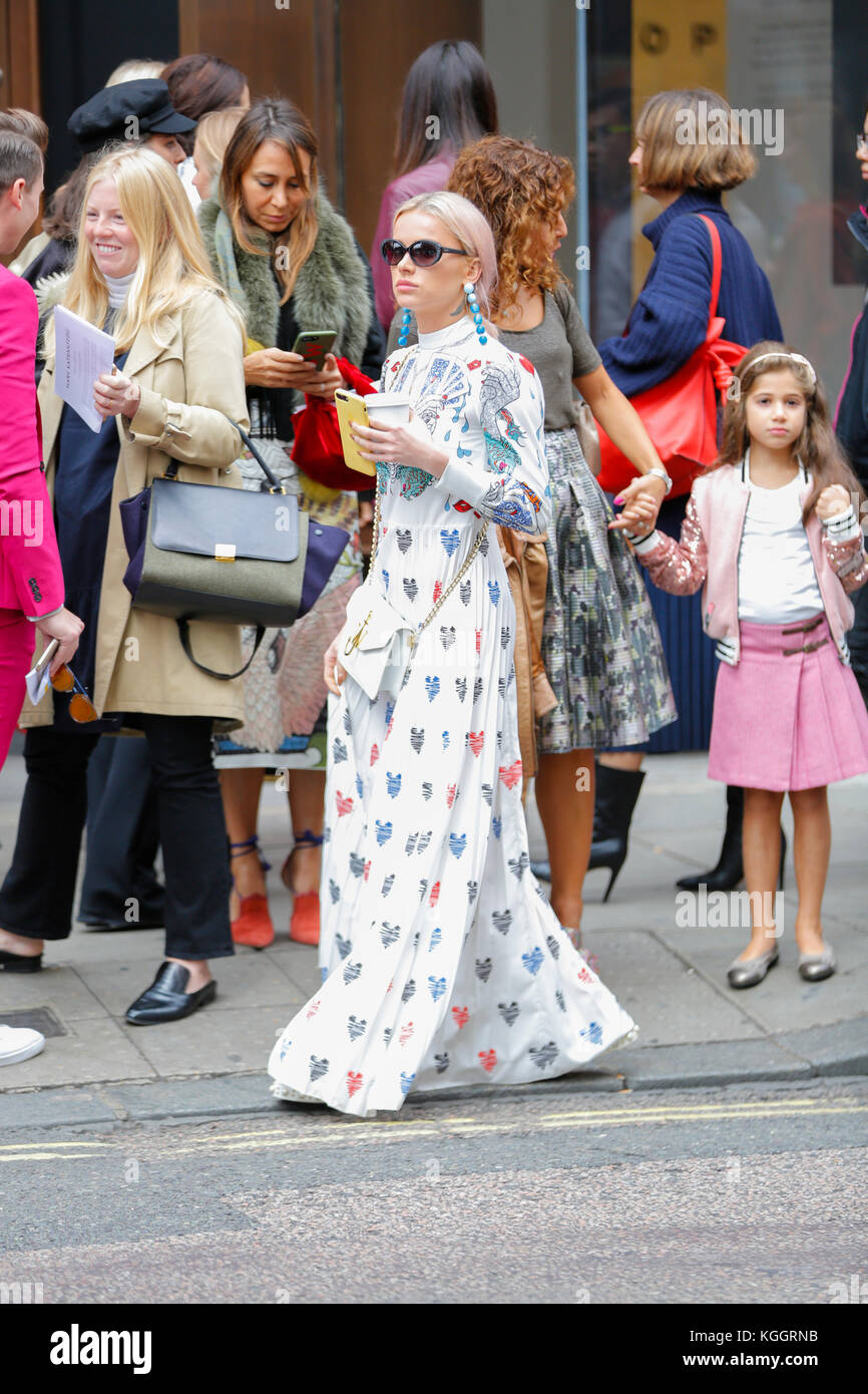 Street fashion nach Maria Katrantzou LFW SS 18 Charing Cross Road London 2017 September. Blogger, Presse, Einkäufer aus dem Topman Veranstaltungsort. Stockfoto