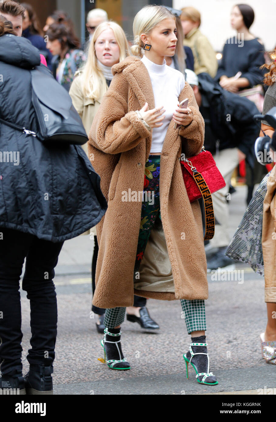 Street fashion nach Maria Katrantzou LFW SS 18 Charing Cross Road London 2017 September. Blogger, Presse, Einkäufer aus dem Topman Veranstaltungsort. Stockfoto