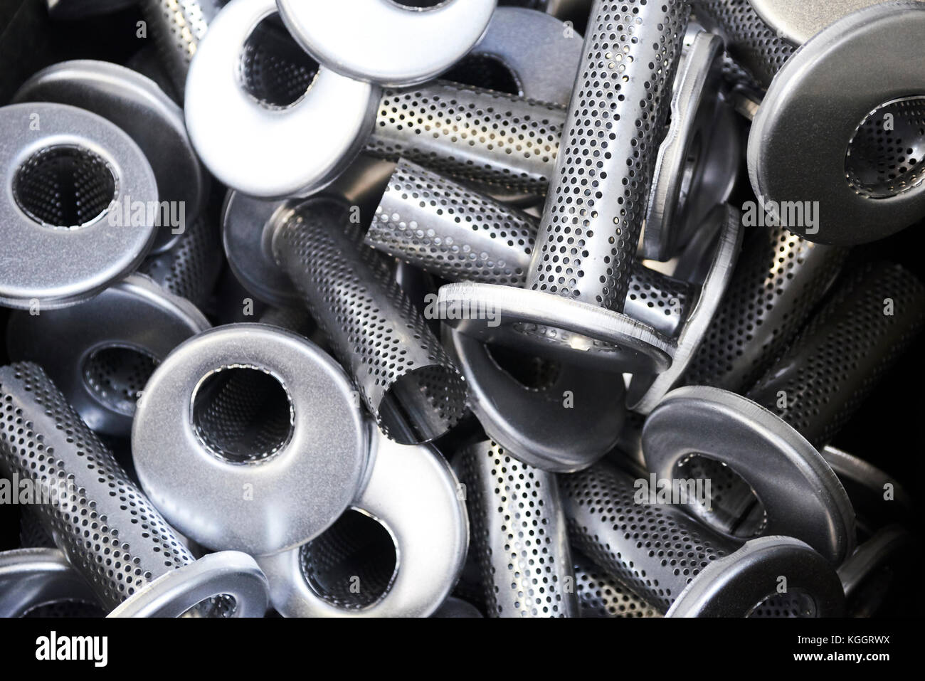 Industrielle Hintergrund. Stapel von neuen Auspuffrohre und Schalldämpfer Schalldämpfer Auto, bevor Vertrieb und Einzelhandel. Detail eines neuen automotive Komponenten Stockfoto