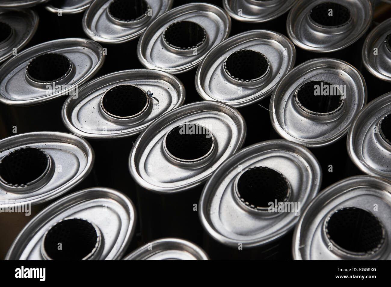 Industrielle Hintergrund. Stapel von neuen Auspuffrohre und Schalldämpfer Schalldämpfer Auto, bevor Vertrieb und Einzelhandel. Detail eines neuen automotive Komponenten Stockfoto