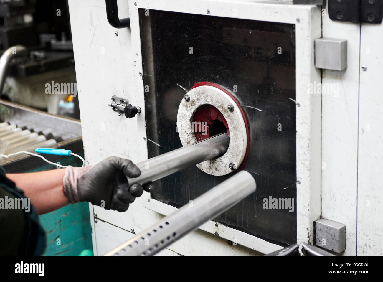 Innerhalb einer Fabrik, Industriearbeiter in Aktion auf Metall Maschine Stockfoto
