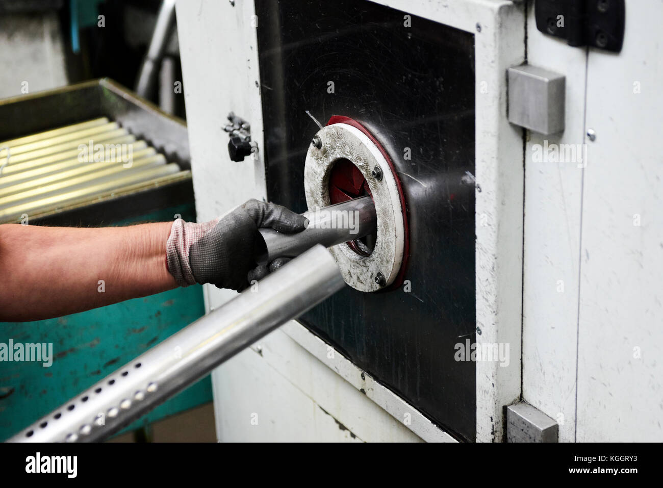 Innerhalb einer Fabrik, Industriearbeiter in Aktion auf Metall Maschine Stockfoto