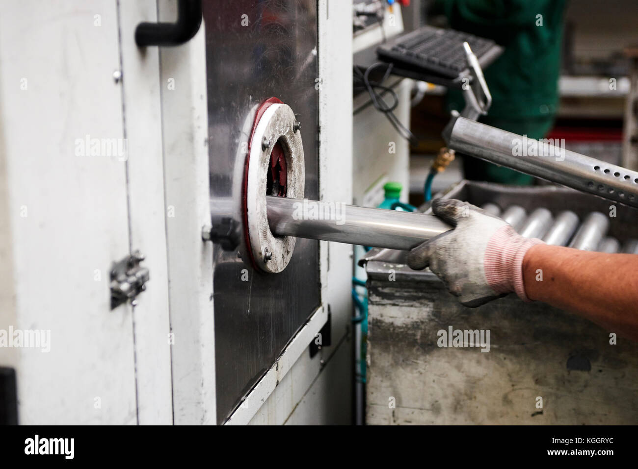 Innerhalb einer Fabrik, Industriearbeiter in Aktion auf Metall Maschine Stockfoto