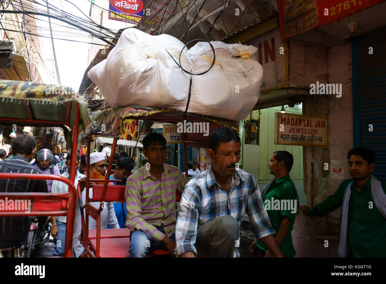 Rikscha und Fußgänger überlasteten Gasse in der Altstadt von Delhi, Indien Stockfoto
