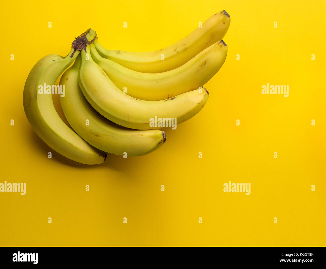 Leckere frische reife Banane auf gelben Hintergrund mit Kopie Raum Stockfoto