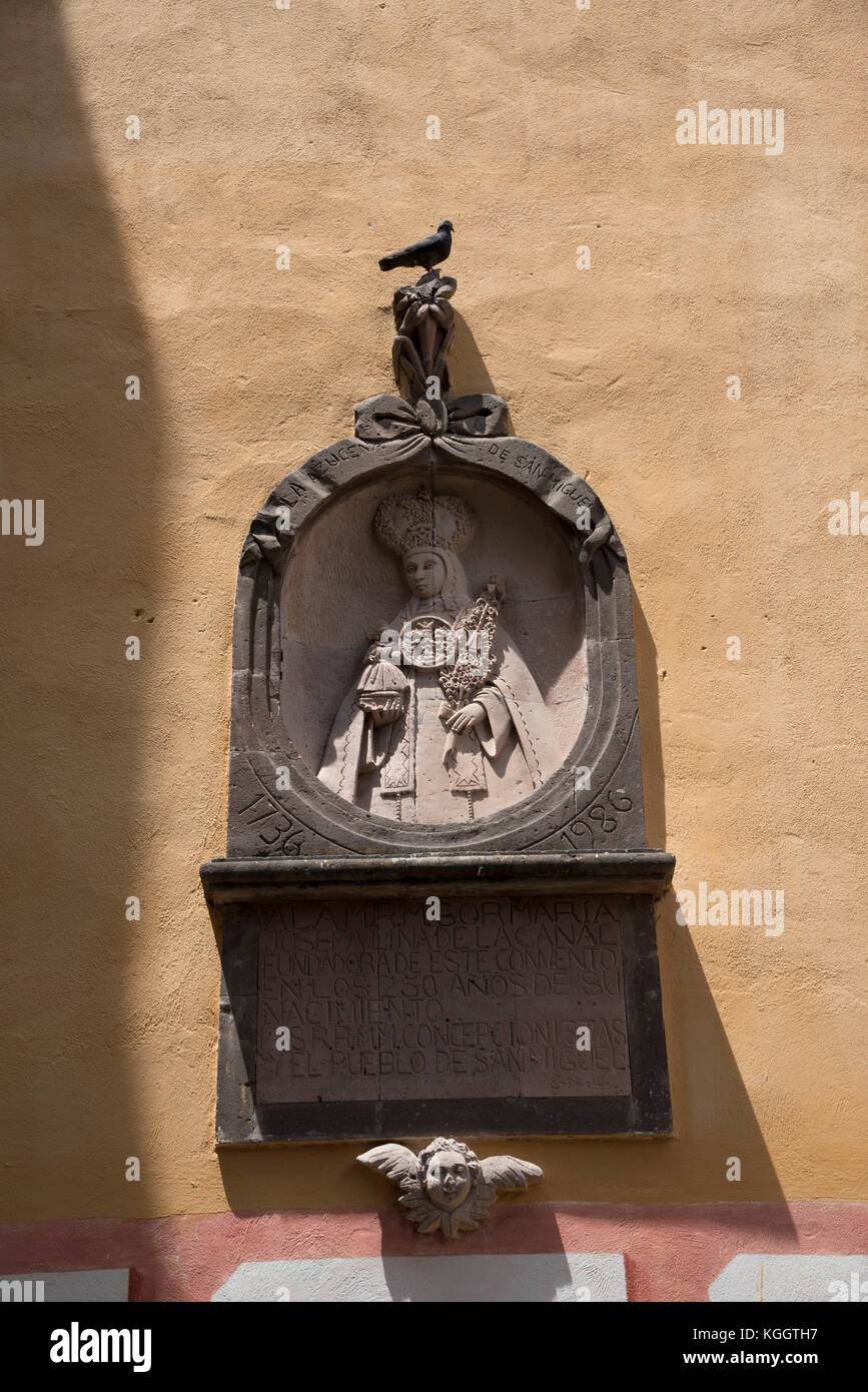 Außendekor der Kirche zu Ehren der Klostergründerin Sor Josefa Lina de la Canal. Das Kloster La Concepcion befindet sich in San Miguel de Allende, Mexiko. Stockfoto