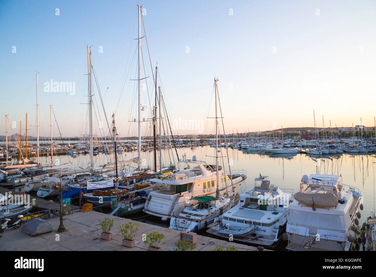 Algheros Yachthafen von einem erhöhten Ansicht mit angelegten Yachten in ruhigen Gewässern Stockfoto