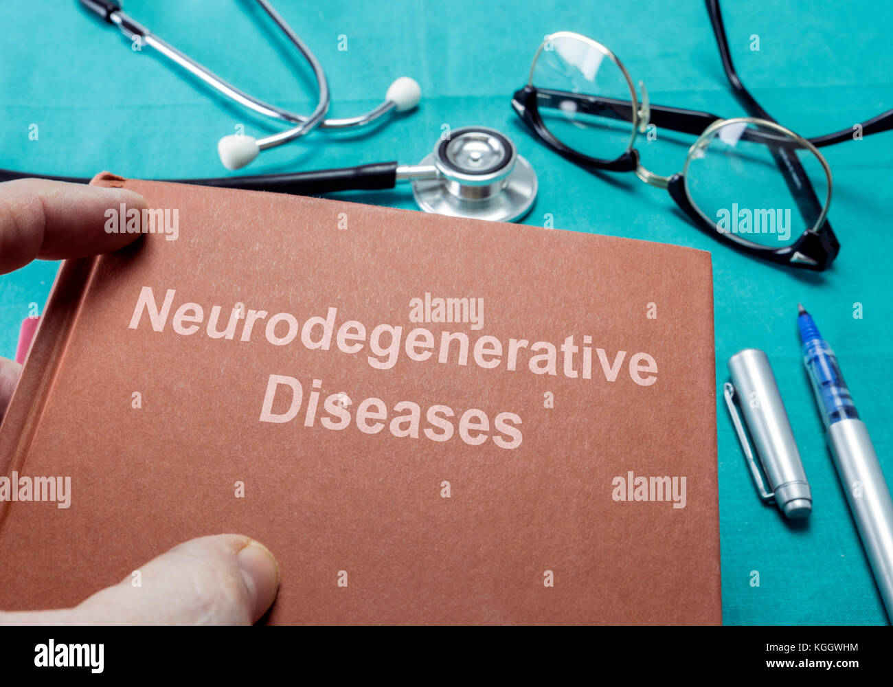 Arzt hält Buch auf neurodegenerative Erkrankungen in einem Krankenhaus Stockfoto