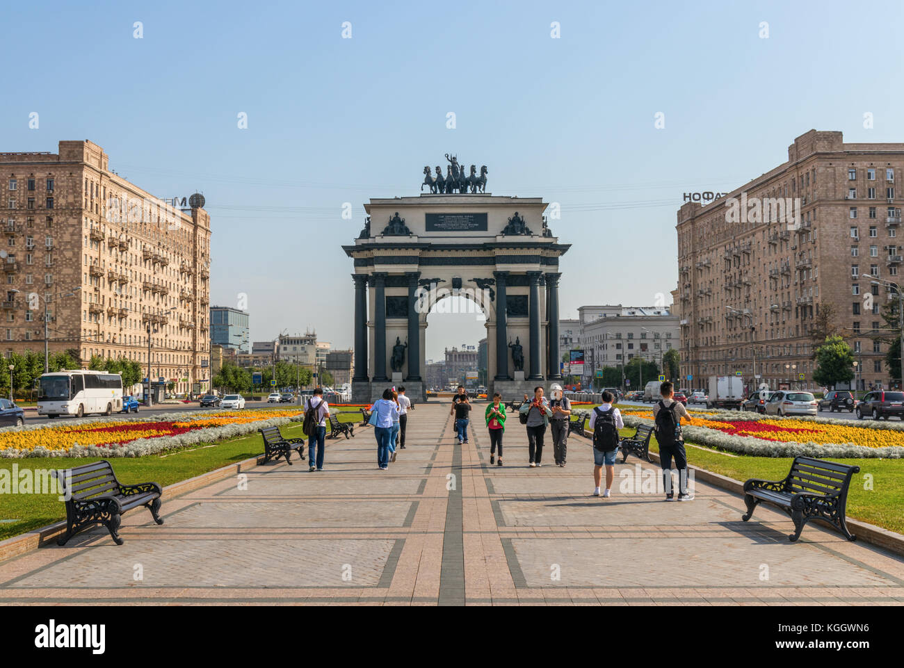 Blick auf Kutusovkij Prospekt mit Touristen, Verkehr und Wohnungsbau. Moskau, Russland. Stockfoto