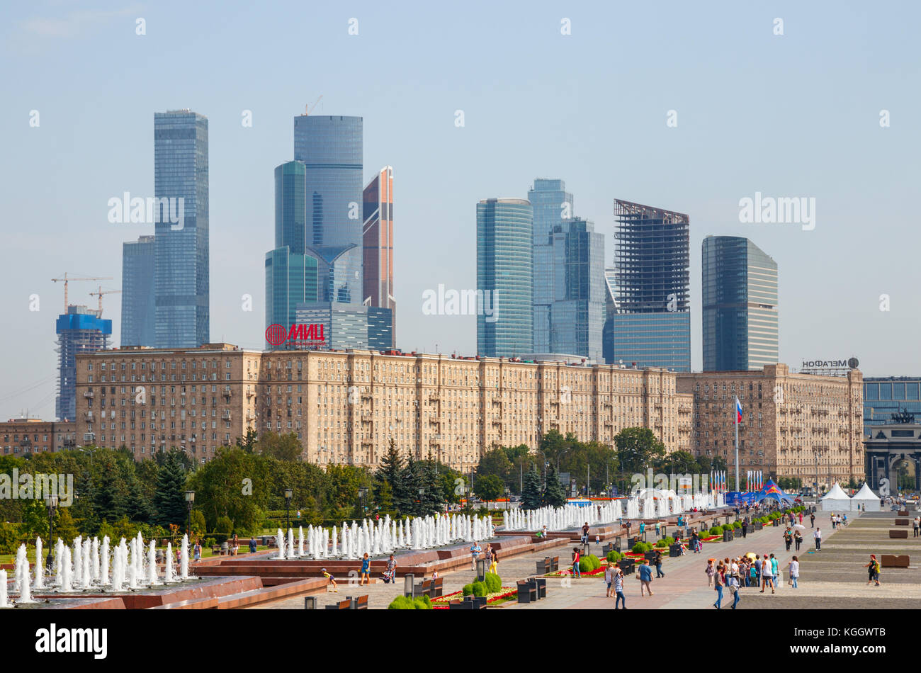 Poklonnaya Hügel, Kutusovkij Prospekt mit Wohnbauten und der Moscow International Business Center (MIBC) im Hintergrund. Moskau, Russland. Stockfoto
