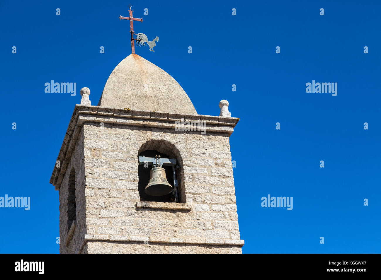 Glockenturm der Kirche und Kreuz mit einer cockerell Stockfoto