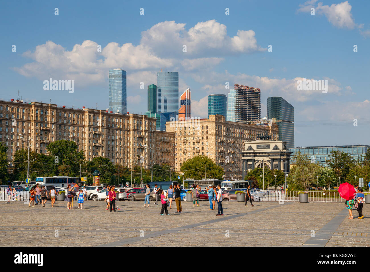 Poklonnaya Hügel, Kutusovkij Prospekt mit Wohnbauten und der Moscow International Business Center (MIBC) im Hintergrund. Russland. Stockfoto