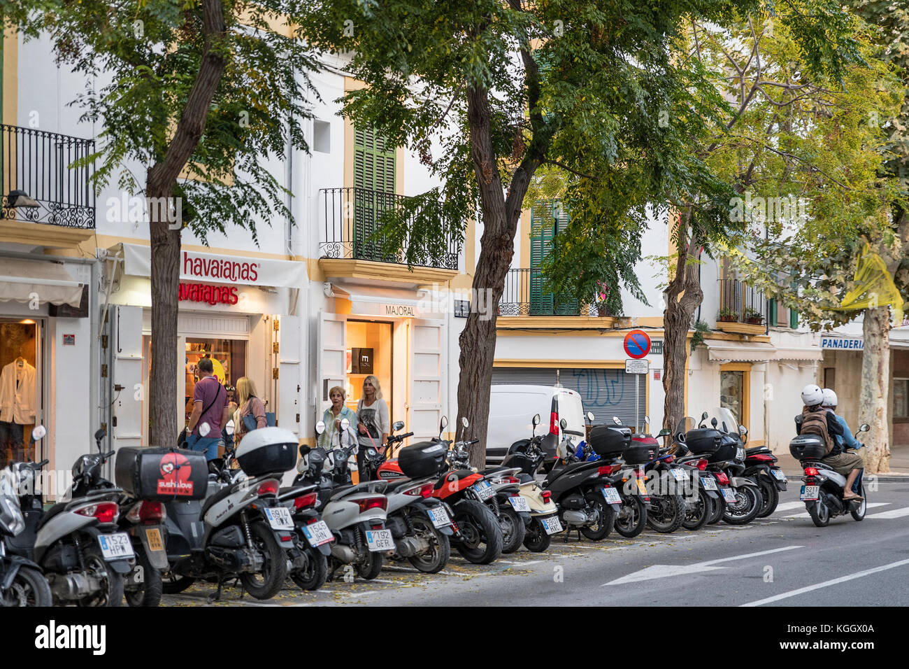 Roller und Geschäfte, Ibiza, Balearen, Spanien. Stockfoto