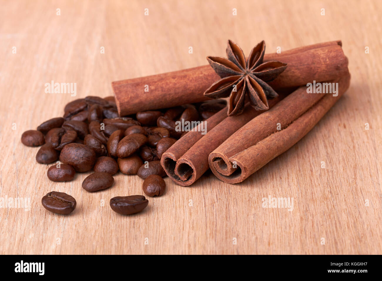 Tasse Kaffee mit Kaffeebohnen auf hölzernen Hintergrund Stockfoto