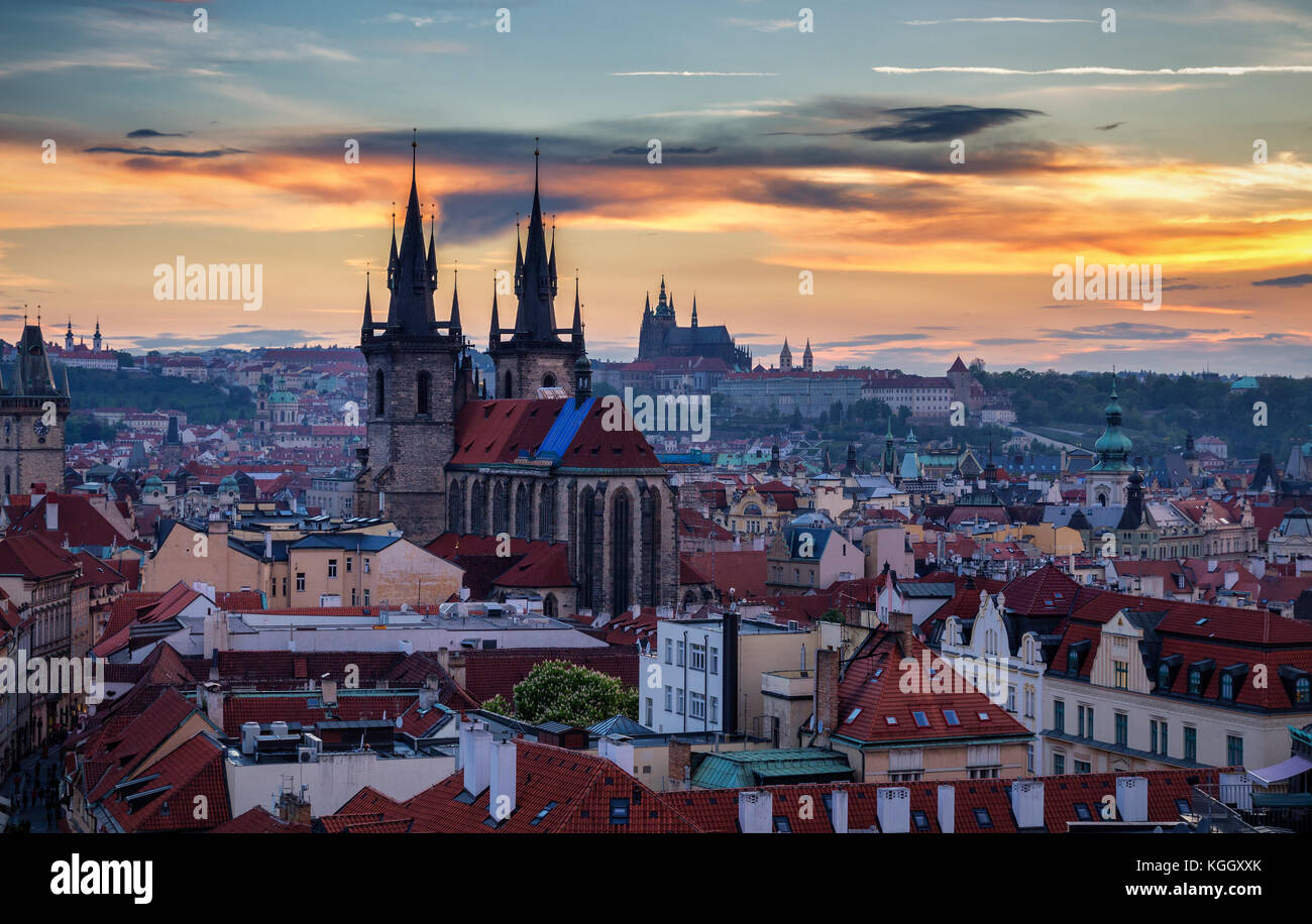 Luftaufnahme über Kirche der Muttergottes vor dem Tyn, Altstadt und Prager Burg bei Sonnenuntergang in Prag, Tschechische Republik Stockfoto