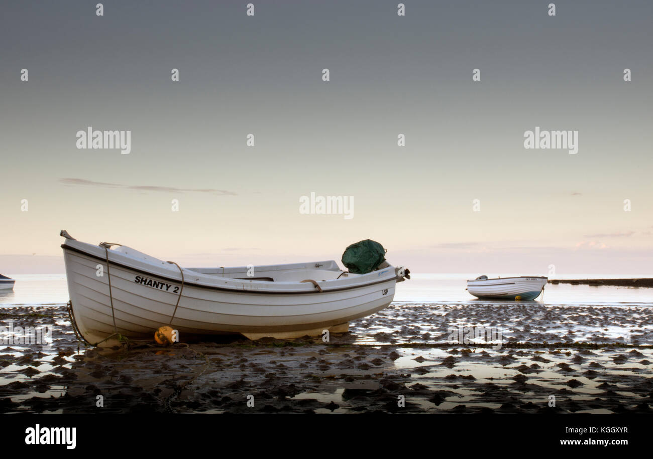 Zwei Klinker Boote am Ufer Leitung wie die Flut kommt, Robin Hood's Bay, Yorkshire. Stockfoto