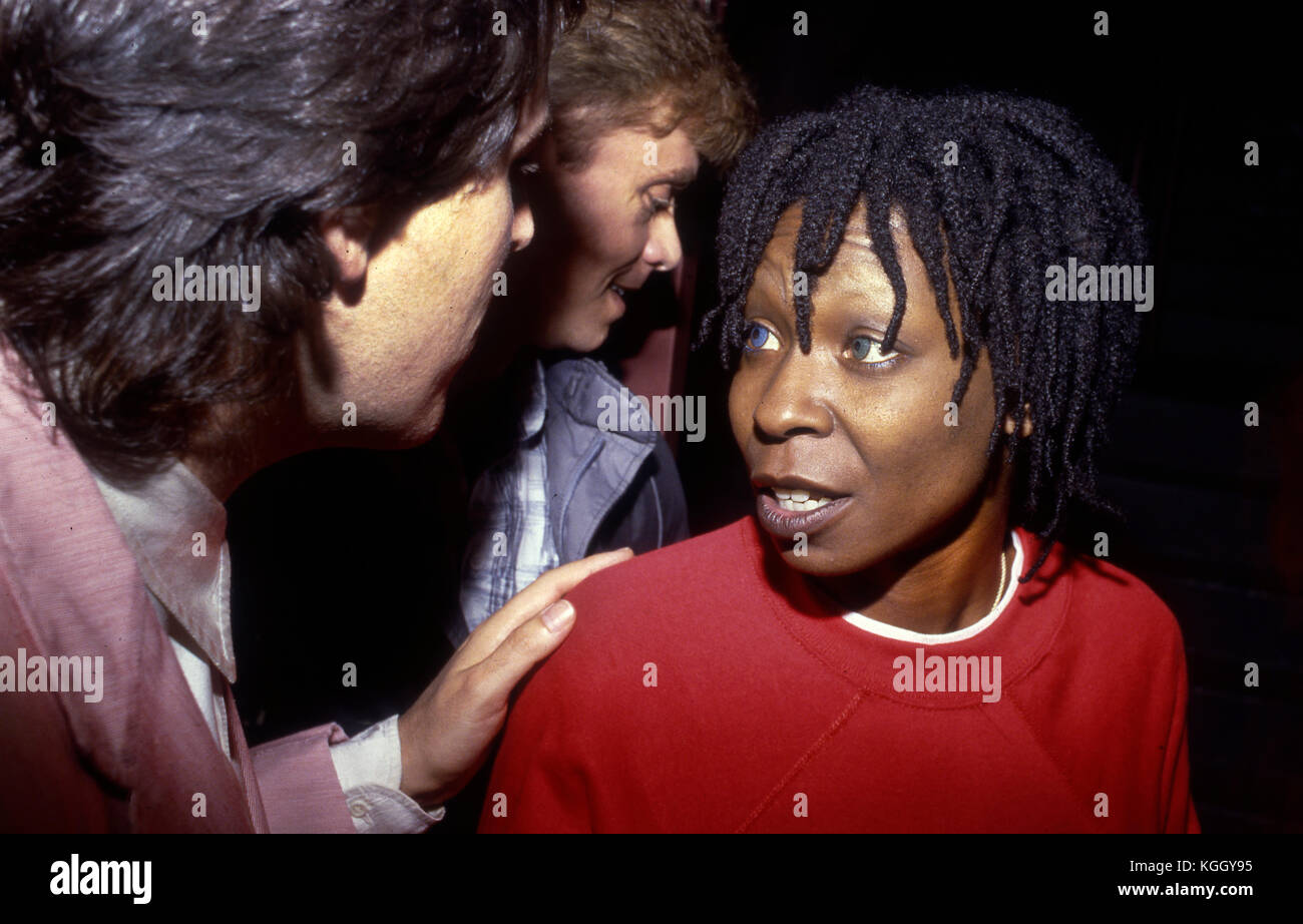 Whoopi Goldberg backstage bei Comic Relief Leistung für HBO Geldbeschaffer Nutzen für Obdachlose hat ein grünes Auge und einem blauen Auge. Stockfoto