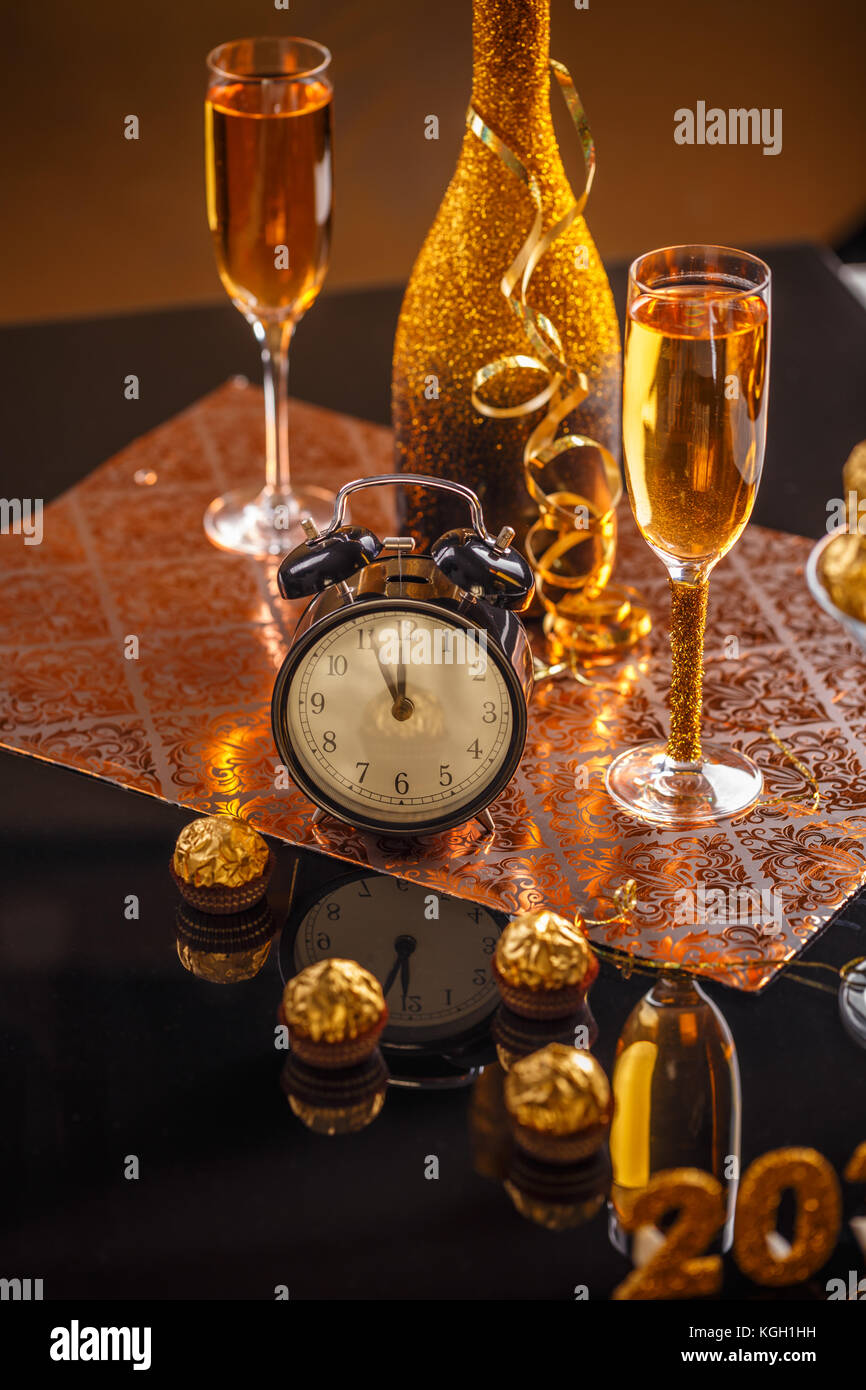 2018 Neues Jahr Konzept mit Uhr, Schokolade und Champagner Stockfoto