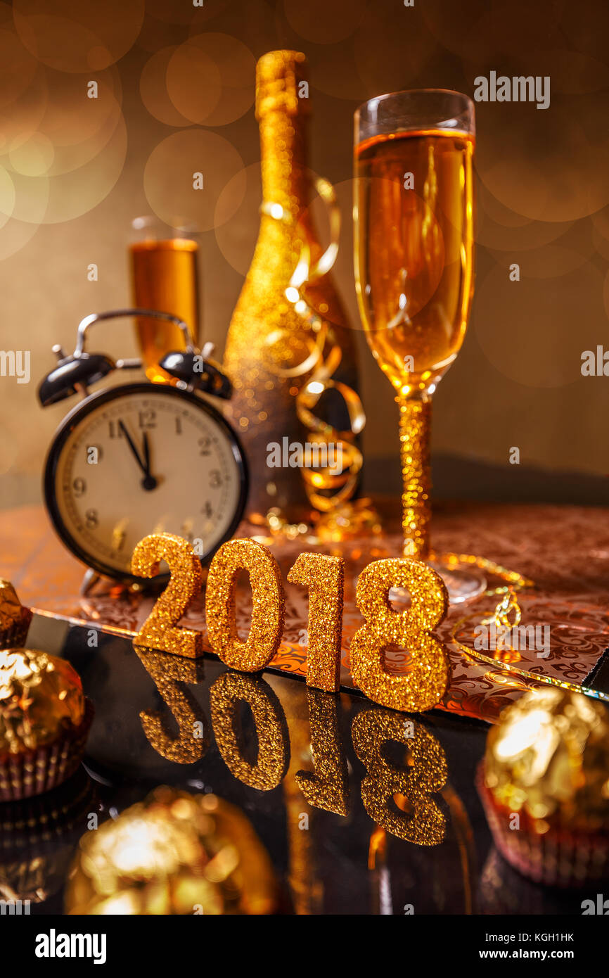 2018 feiert das neue Jahr mit einem glitzernden goldenen Datum Stockfoto