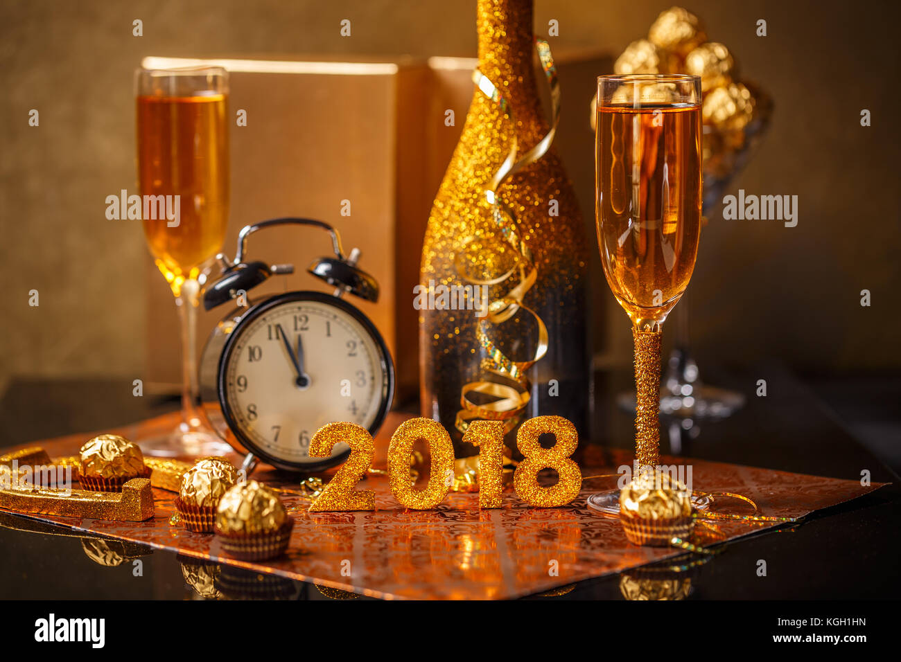 2018 Silvester Feier Hintergrund mit zwei Flöten, eine Flasche Champagner und eine Uhr. Stockfoto