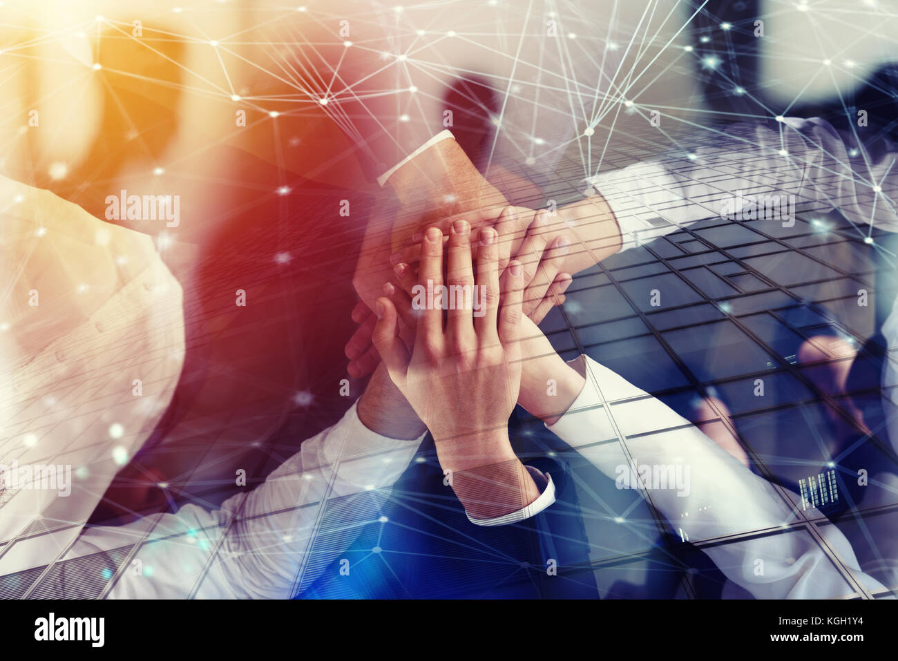 Business Menschen Hand in Hand im Büro mit Netzwerk Wirkung. Konzept der Teamarbeit und Partnerschaft. Double Exposure Stockfoto