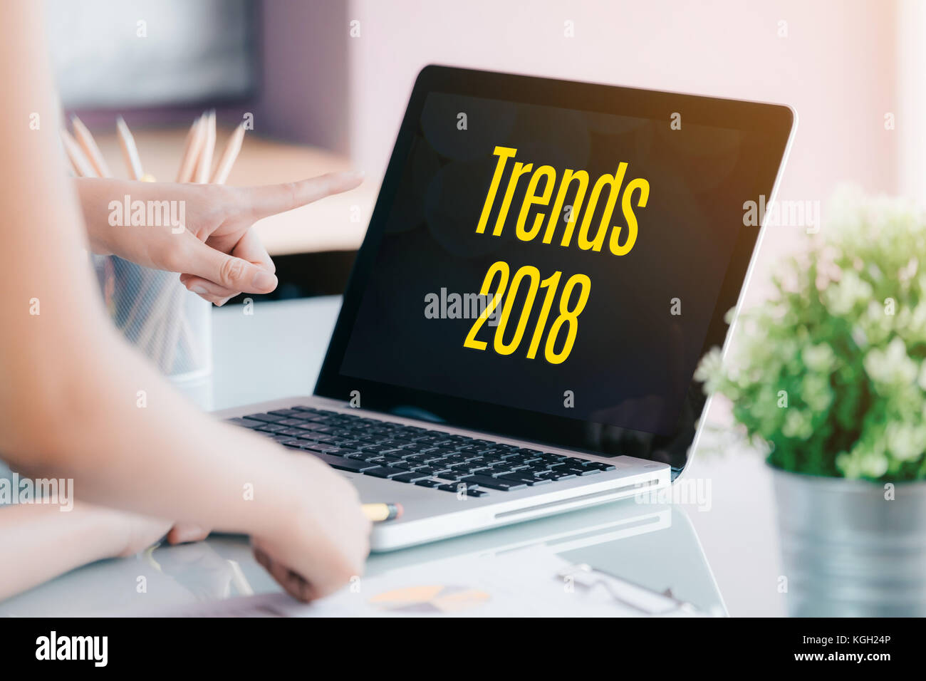 Trends 2018 auf dem Laptop Bildschirm mit Geschäft Leute treffen vor dem PC-Bildschirm auf dem Schreibtisch im Büro, Digital Marketing Konzept. Stockfoto
