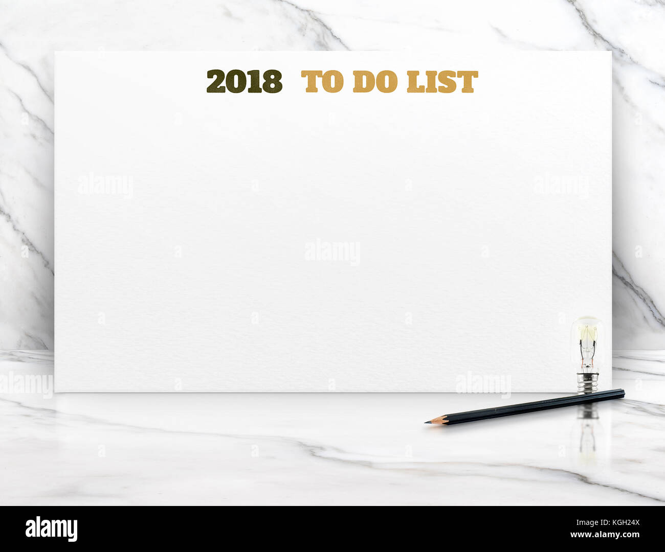 2018 Aufgabenliste auf weißem Papier Poster auf weißem Marmor Wand, business presentation Mock up für das Hinzufügen von Ihrer Liste. Stockfoto