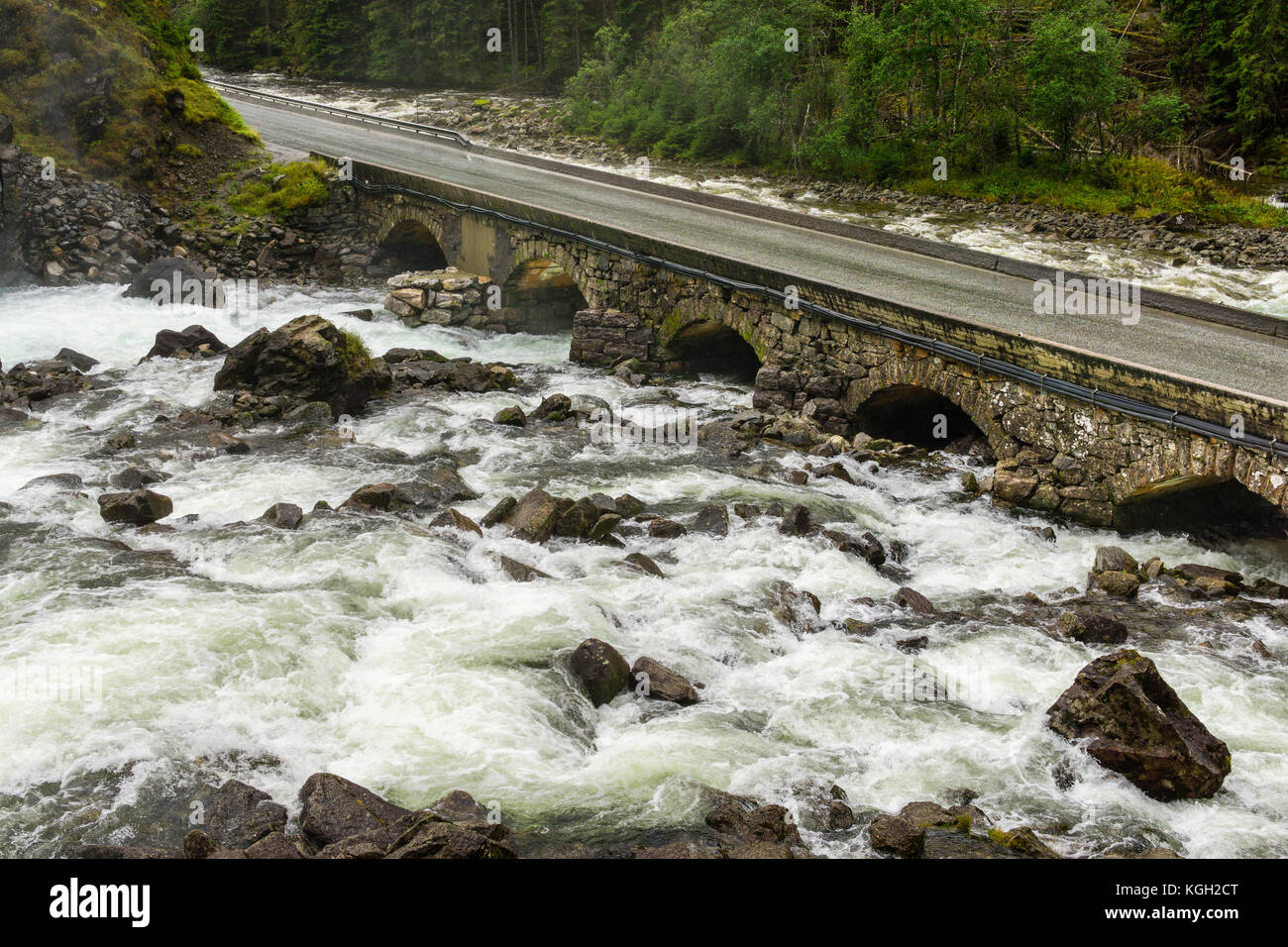 Alte steinerne Brücke. Kreuzung River. latefoss, Norwegen Stockfoto