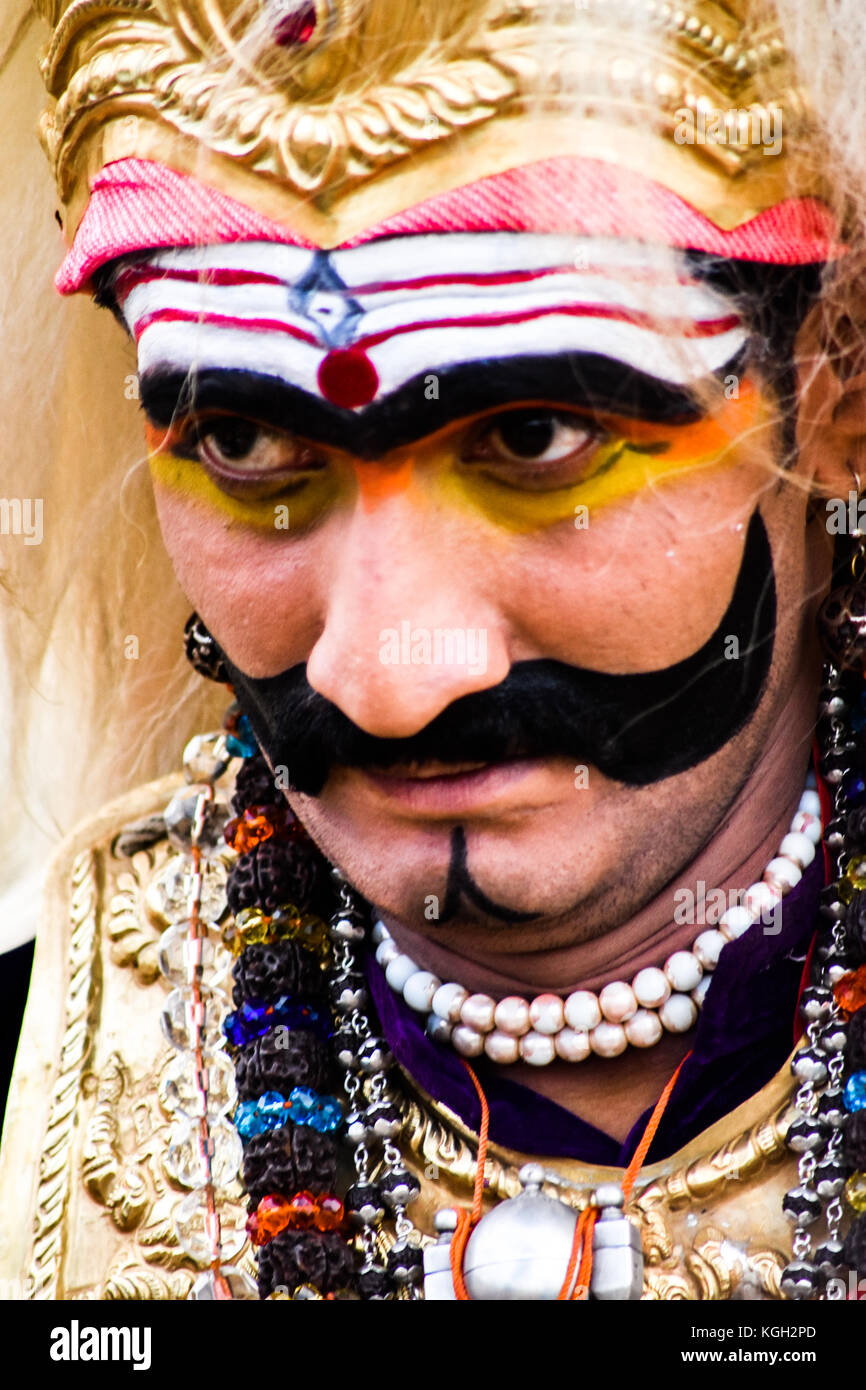 Ein Mann in einer Tracht an einem indischen religiösen Musik Festival in hampi, Karnataka Stockfoto