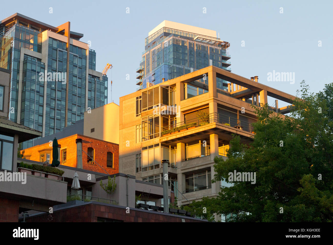 Blick auf die Straße von interessanten Gebäuden in der Innenstadt von Seattle, Washington am späten Nachmittag Sonne. Stockfoto