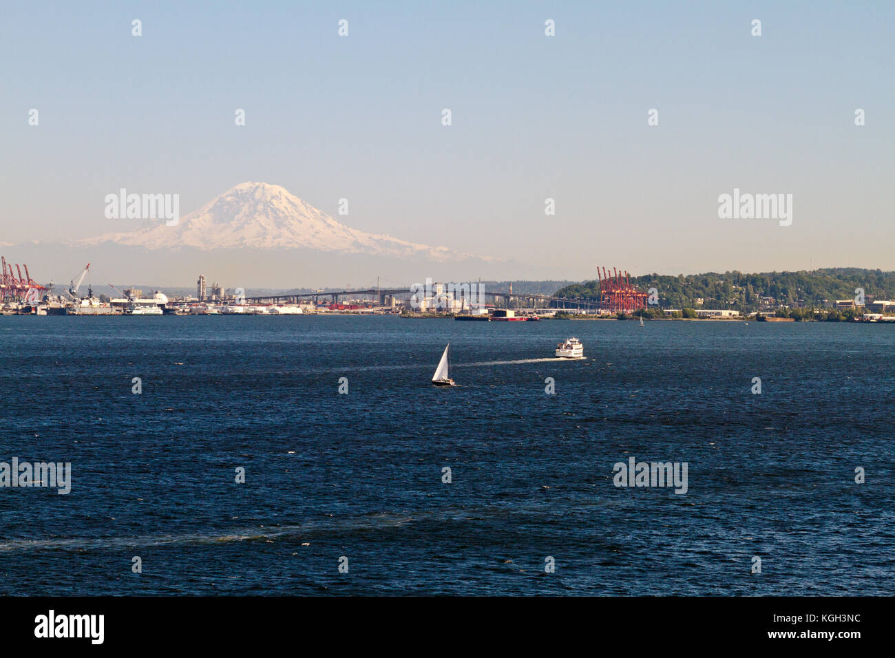 Mt. Rainier Webstühle im Hintergrund in dieser Ansicht von einem Kreuzfahrtschiff Seattle nähern. Stockfoto