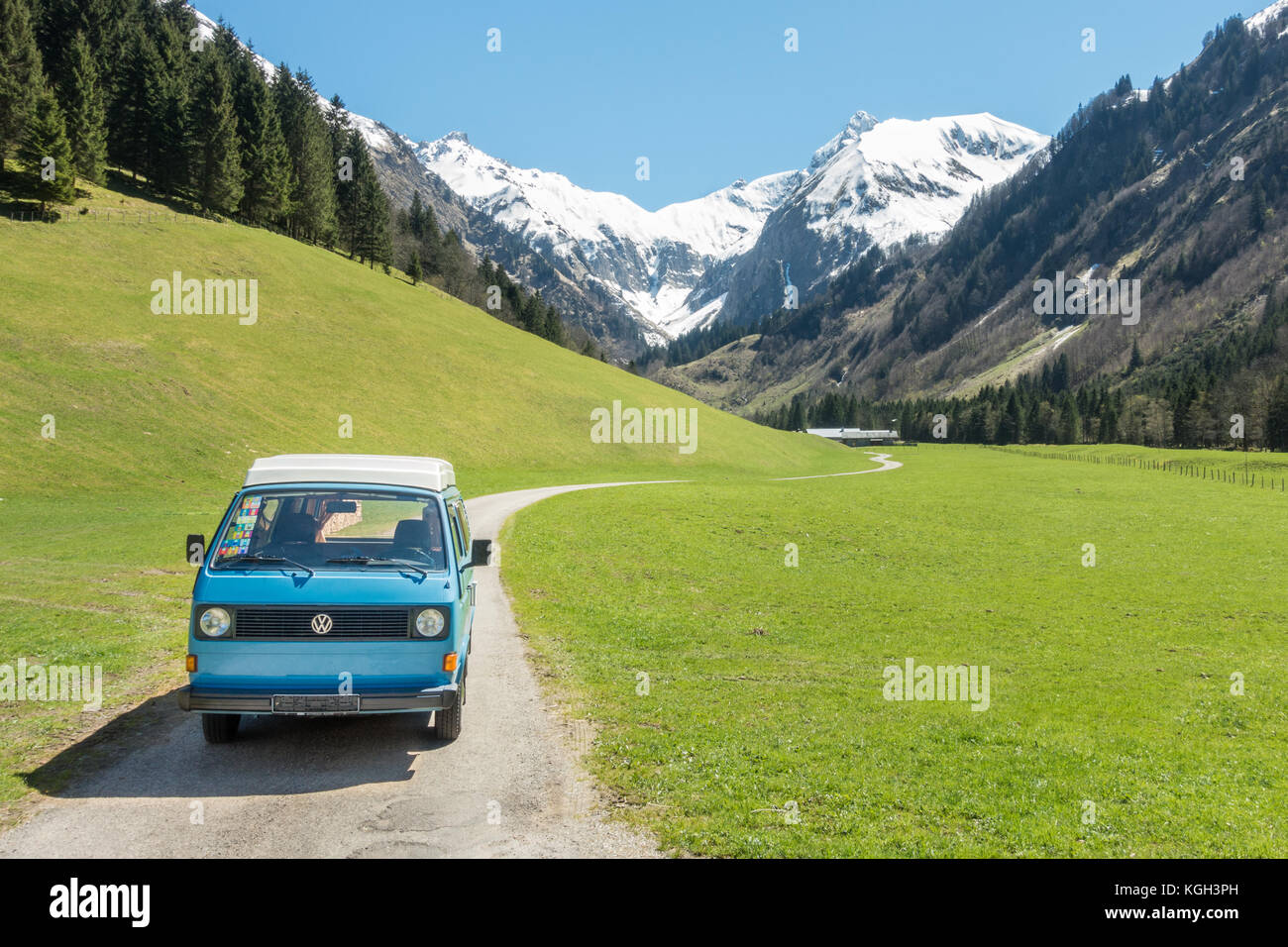 Oberstdorf, Bayern, Deutschland - 10. Mai 2017: Vintage blau und weißen VW Bully camping Auto auf Mountain Valley Road im trettachtal Tal fahren, Allgäuer Alpen. Stockfoto