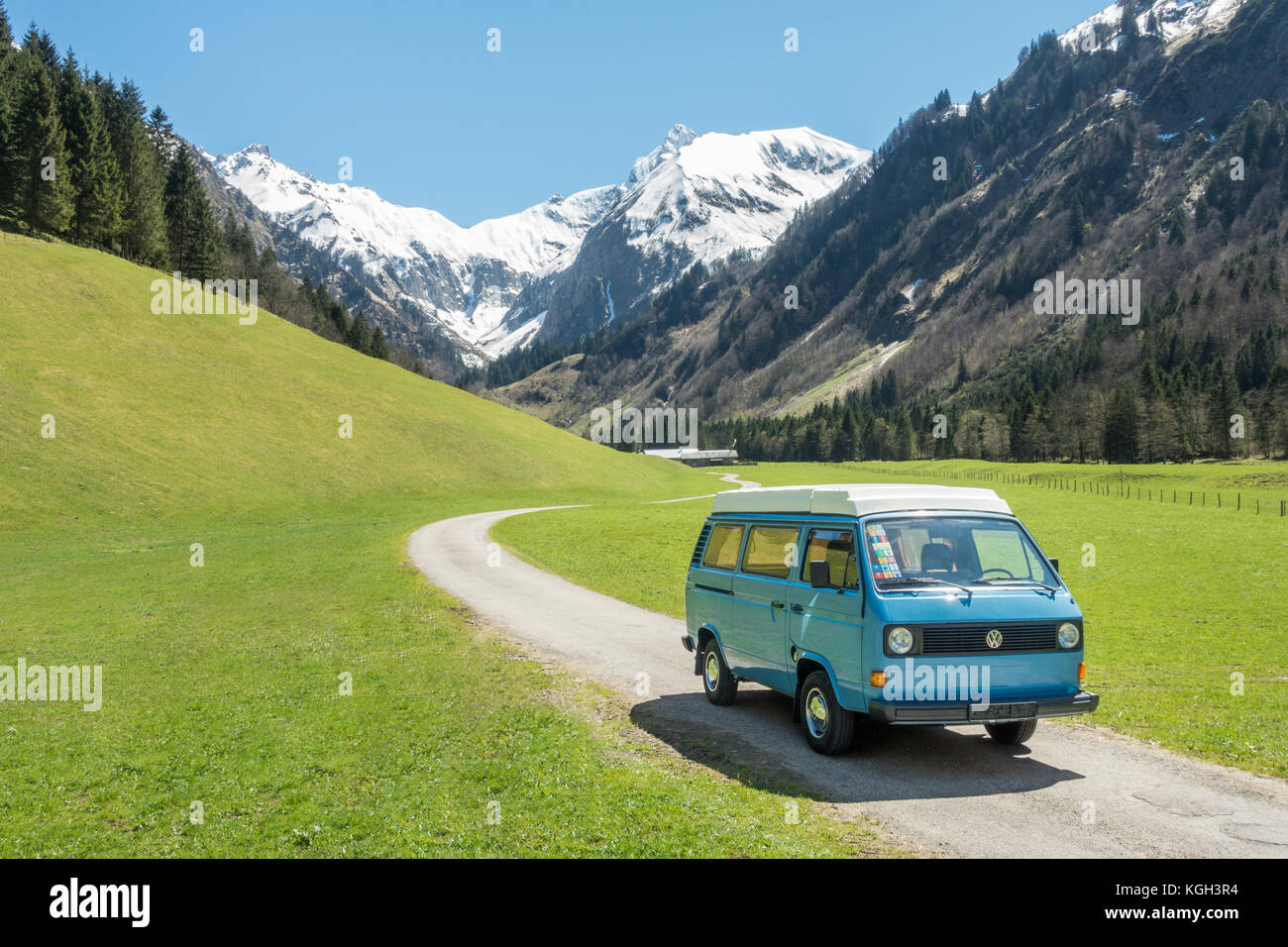 Oberstdorf, Bayern, Deutschland - 10. Mai 2017: Vintage blau und weißen VW Bully camping Auto auf Mountain Valley Road im trettachtal Tal fahren, Allgäuer Alpen. Stockfoto