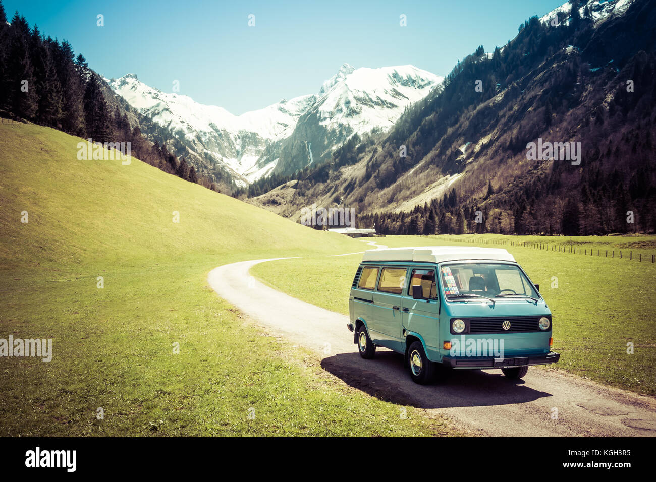 Oberstdorf, Bayern, Deutschland - 10. Mai 2017: Vintage blau und weißen VW Bully camping Auto auf Mountain Valley Road im trettachtal Tal fahren, Allgäuer Alpen. Stockfoto