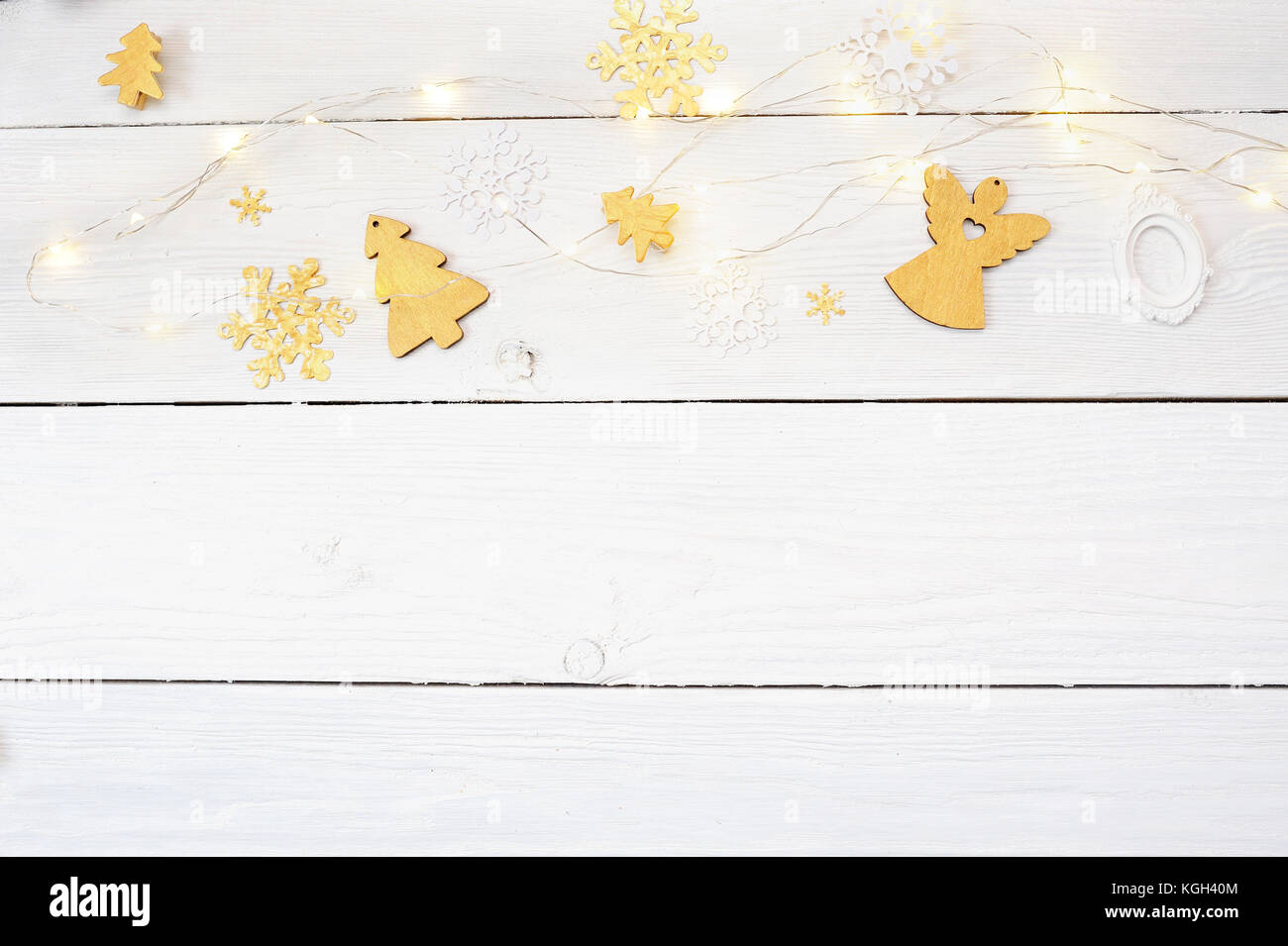 Weihnachten Hintergrund auf einem weißen Hintergrund aus Holz mit einem Goldenen Engel und einen Weihnachtsbaum und eine Girlande, Ansicht von oben Stockfoto