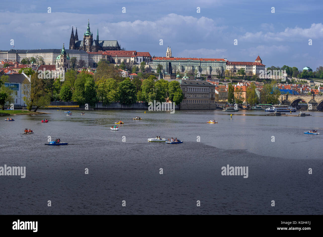 Blick auf die farbenfrohe Altstadt und Prager Burg mit Moldau, Tschechische Republik Stockfoto