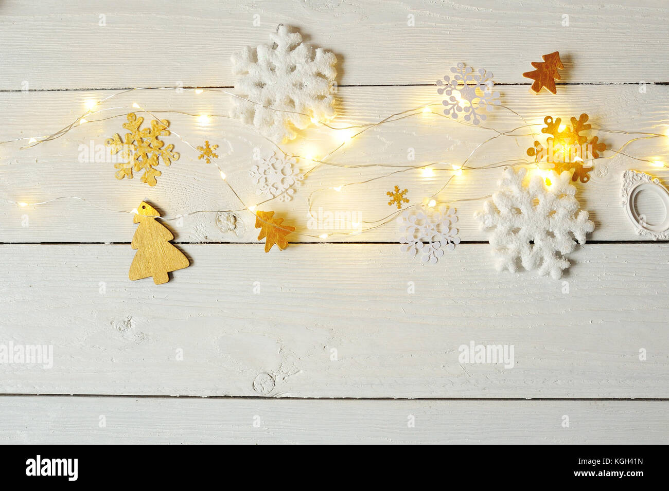Sicht von oben auf dem Desktop mit den Vorbereitungen für Weihnachten. Schneeflocken, Weihnachtsbäume und Girlande Stockfoto