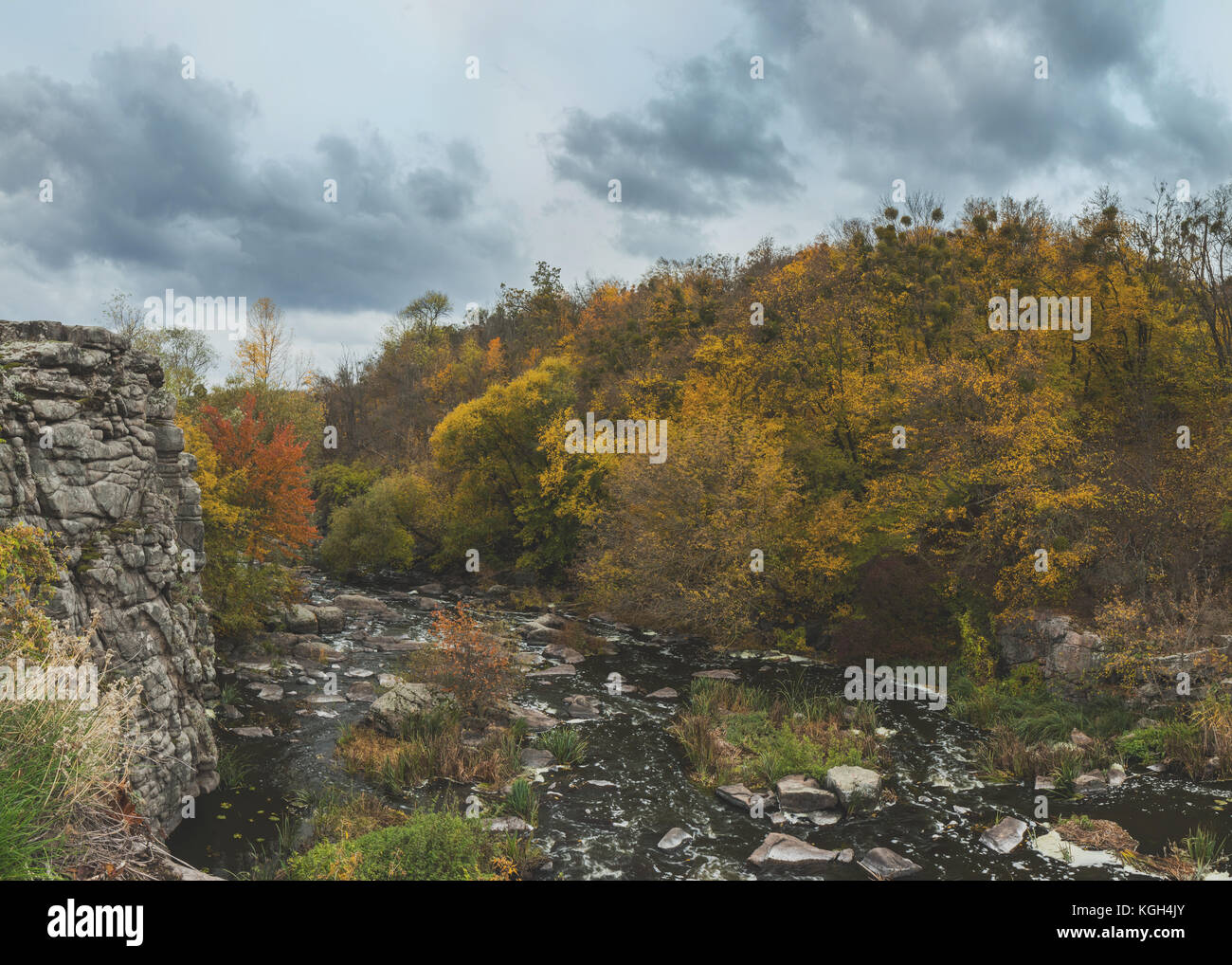 Tolle Aussicht auf die Schlucht des Flusses an einem bewölkten Herbst Tag. buky Canyon auf der hirs'kyi tikych Fluss in der Ukraine Stockfoto