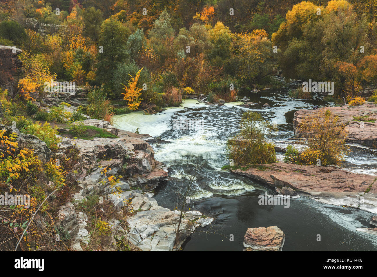 Tolle Aussicht auf die Schlucht des Flusses an einem bewölkten Herbst Tag. buky Canyon auf der hirs'kyi tikych Fluss in der Ukraine Stockfoto