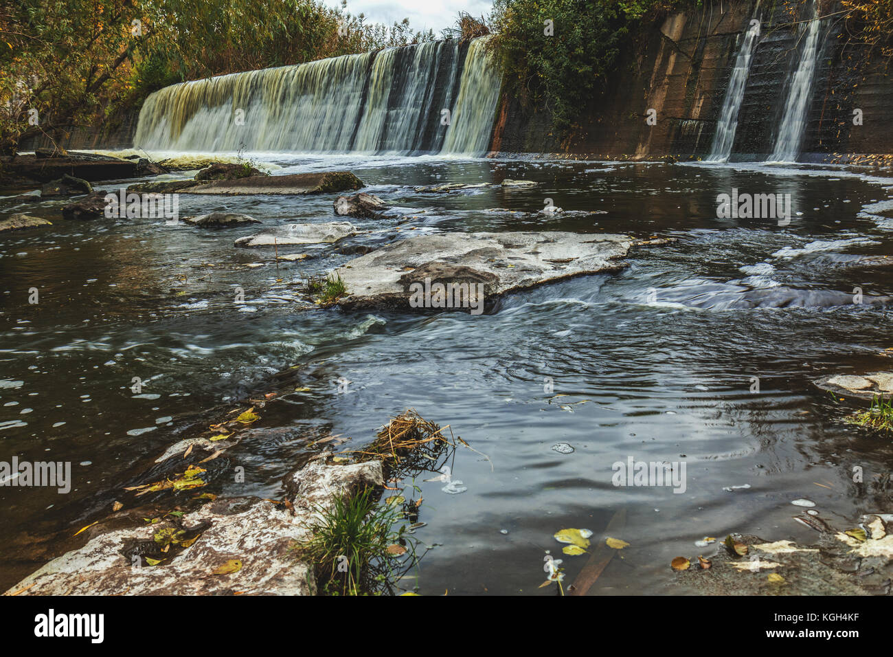 Tolle Aussicht auf die Schlucht des Flusses an einem bewölkten Herbst Tag. buky Canyon auf der hirs'kyi tikych Fluss in der Ukraine Stockfoto