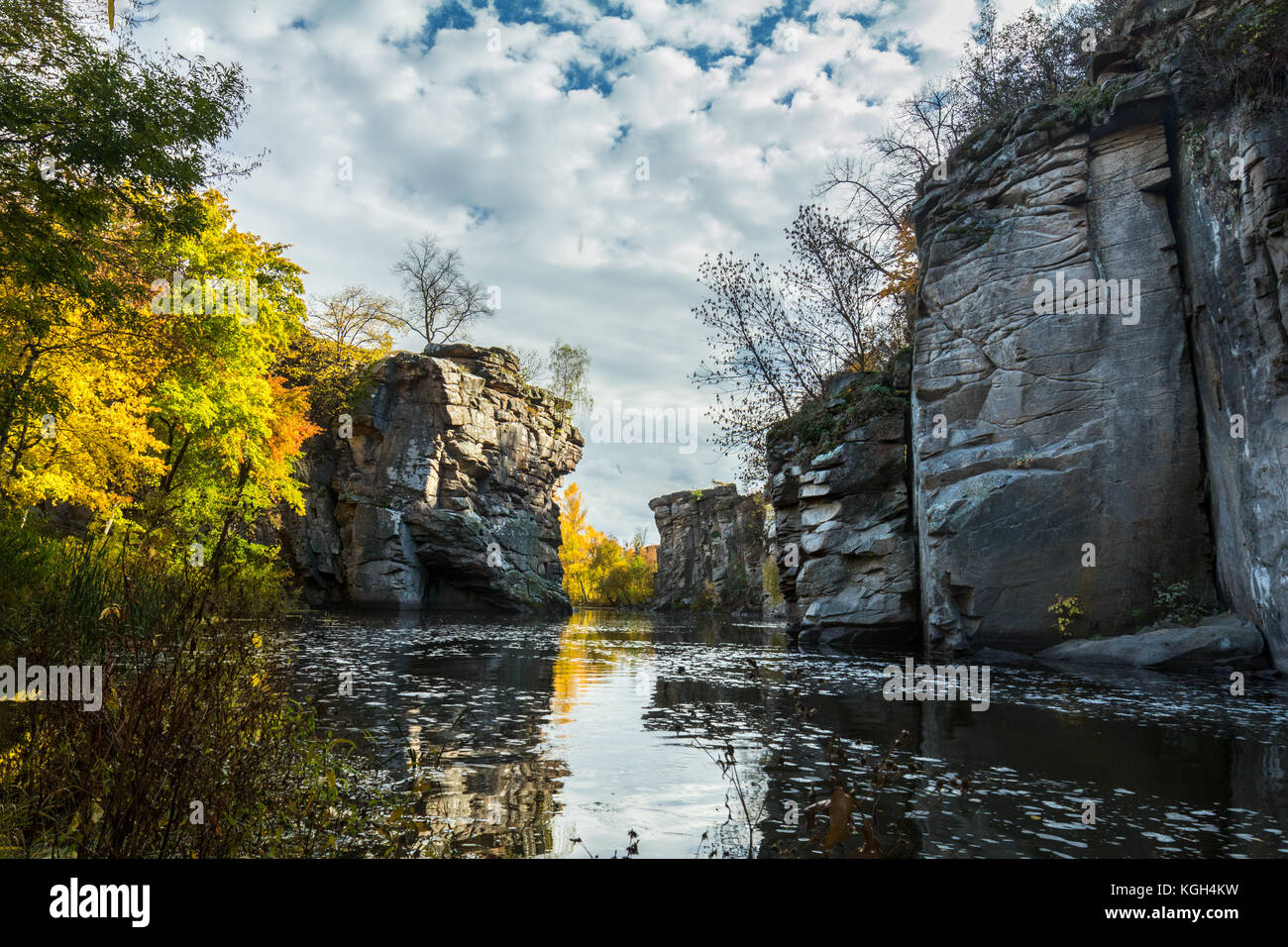 Tolle Aussicht auf die Schlucht des Flusses auf einer sonnigen Herbst Tag. buky Canyon auf der hirs'kyi tikych Fluss in der Ukraine Stockfoto