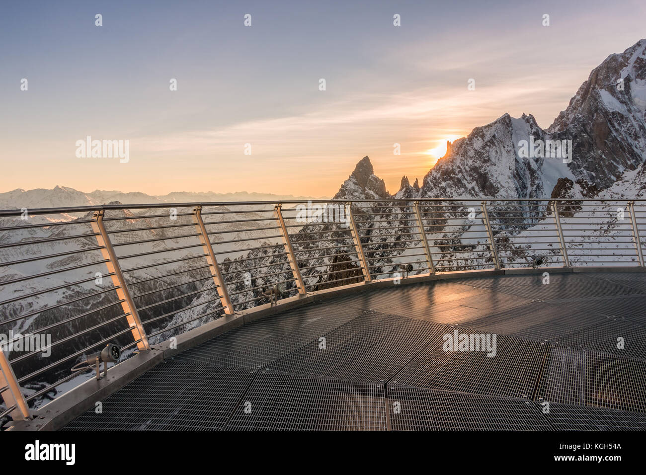 Die Aussicht auf den Sonnenuntergang vom Skyway Monte Bianco Seilbahn von Courmayeur Mont Blanc Italien Stockfoto