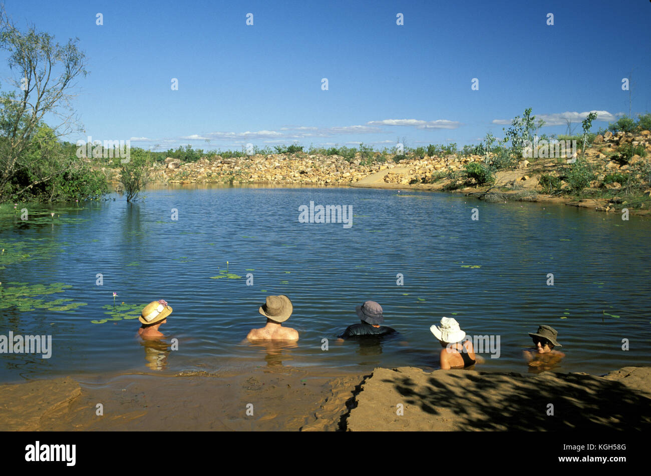 Touristen, die sich in einem Wasserloch in der Region North Kimberley, Westaustralien, abkühlen Stockfoto